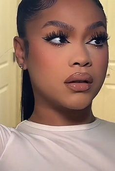 Graduation Makeup Ideas For Black Women, Simple Birthday Makeup Look, Prom Makeup For Black Women, Christmas Simple Makeup, Makeup Ideas Douyin, Graduation Makeup Ideas, Beabadoobee Makeup, 90 Makeup, Black Women Christmas