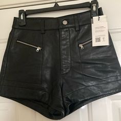 Amazing Black Leather High-waisted Shorts, Casual Shorts With Zipper Closure For Fall, Casual Fall Shorts With Zipper Closure, Fall Shorts With Zipper Closure, Black Leather Edgy Shorts, Edgy Black Leather Shorts, Trendy Fall Shorts With Zipper Closure, Black Shorts With Pockets For Fall, Black Shorts With Zip Fly