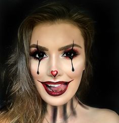 Si quieres a un monstruo pero no quieres perder el estilo, puede intentar ser un payaso maligno muy sexy #maquilllajehalloween #makeuphalloween Lady Clown Makeup, Womens Creepy Clown Costume, Diy Jester Costume Women, Female Jester Makeup, Womens Clown Makeup, Ringleader Makeup, Creepy Clown Costume Women, Jester Makeup Female, Female Clown Makeup