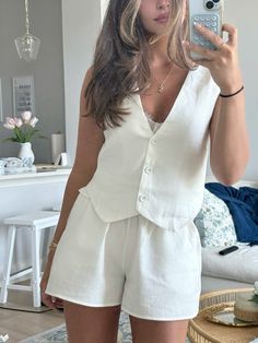 Delicate Summer Outfit, White Shorts Aesthetic, Coastal Outfits Summer, Airy Outfits, Charleston Outfits, Steph Bohrer, Zara Summer, Clean Fashion, Tailored Clothes