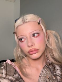 2000s makeup inspo thin eyebrows 90s brows coquette eyeliner ideas eyeshadow smokey eye bleached hair lilac blush cool toned makeup bratz julia fox isamaya beauty 90s Brows, Isamaya Beauty, Cool Toned Makeup, Eyeshadow Smokey, Eyeshadow Smokey Eye, Makeup Bratz, Straight Eyebrows, Eyeliner Ideas, Julia Fox