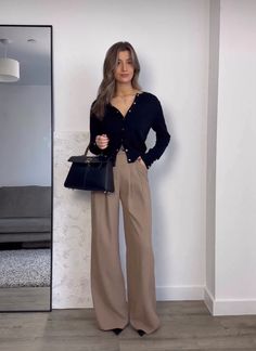 Business Casual Outfits Brunette, Simple Proffesional Outfit, Striped Pants Work Outfit, Work Outfits With Heels, Banking Work Outfits, Winter Internship Outfit, Work Outfit Slacks, Interview Outfit No Blazer, Fall Job Interview Outfit For Women