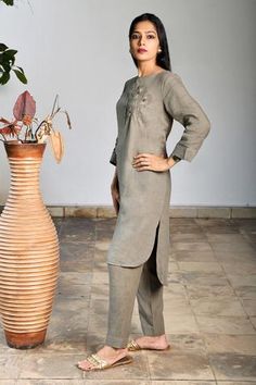 Shop for Linen Bloom Grey Linen Embroidered Tunic for Women Online at Aza Fashions Embroidery Neckline, Linen Embroidery, Tunics Online, Buy Linen, Luxury Sale, Linen Color, Linen Tunic, Embroidered Tunic, Gray Linen