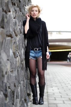 Shorts And Cowboy Boots, Baggy Cardigan, How To Wear Cardigan, Tights Outfits, Fashion Blogger Style, Tights Outfit, Short Jeans, Shorts With Tights