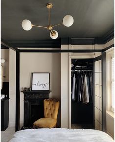 19 On-trend Ceiling Design Ideas That Don’t Include White Paint 10 Dark Ceiling, Black Ceiling, Bedroom Ceiling, Bedroom Black, Chic Interior, Spare Room, Ceiling Design, Home Fashion, Bedroom Makeover