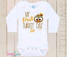 "This is the perfect First Thanksgiving shirt or bodysuit for your little one to wear on their first Thanksgiving! This shirt comes personalized with name and year. Please let me know the size, name and year and design choice (boy or girl) during check out. We press our shirts with a professional heat press, use high quality transfer paper and ink and use a small business printer. We use infant bodysuits (one pieces) , sizes 0-3 months, 3-6 months, 6-12 months and 12-18 months. Infant lap tees s Onesie Cricut, Cricut Thanksgiving, Boys Thanksgiving Shirts, My First Thanksgiving, Thanksgiving Baby Outfits, Baby Turkey, Thanksgiving Pilgrims, Thanksgiving Projects, Thanksgiving Baby