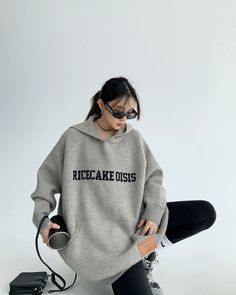 A sweatshirt hoodie that gives you a mature look. 

A one-piece item with a design that is not too casual and can be worn with a wide variety of styles. 

Recommended for a street style look or a mix of neat items. 

◾️Model
Height/Weight: 158cm(62.2in)/45kg(99.2lb)
Try size: L




Cm
(inches)

Length
Chest
Sleeve length


M
68(26.7)
126(49.6)
63(24.8)


L
70(27.5)
130(51.1)
65(25.5)


XL
72(28.3)
134(52.7)
67(26.3)


2XL
74(29.1)
138(54.3)
69(27.1)