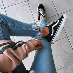 Diy Vetement, Streetwear Mode, Black Vans, Adidas Outfit, Vans Black, Vans Sneakers, Sneakers Outfit, Gigi Hadid