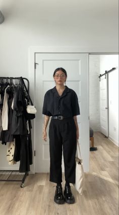 Minimal Smart Casual Outfit, Professional Outfits Nonbinary, Smart Casual All Black Outfit Women, Interview Outfit Barista, Laboratory Outfits Women, Woman Architect Outfit, Unisex Office Outfit, Black Workwear Outfit, Smart Black Outfits Women