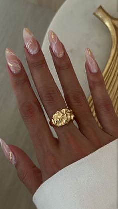 Almond Nails With Gold Design, Baddie Nails Almond, Elegant Gold Nails, Gold Nails Almond, Gold Square Nails, Classy Gold Nails, Almond Nails Elegant, Gold Almond Nails, Square Wedding Nails