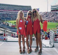 college game day outfit soccer #college #collegegameday #gamedayoutfit #collegetips #gamedayoutfitfootball #gameday Uga Gameday Outfit, College Game Day Outfit, College Football Game Outfit, College Tailgate Outfit, College Gameday Outfits, College Tailgating, Gameday Outfits