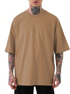 * FABRICAÇÃO PRÓPRIA *  A Camiseta Oversized da Kouck possui um design perfeito para seu estilo. Com um tecido super Encorpado, leve mas ao mesmo tempo super confortavel perfeito para de destacarno seu dia a dia, proporcionando muito estilo, aumentando sua autoestima e confiança.  *CARACTERÍSTICAS  Gola: 2,5cm Composição: 100% Algodão Gramatura: 200g. Caimento: Oversized                     TABELA DE MEDIDAS:               Compri.        Largura       Manga  P -        72cm           50cm Basic Streetwear, Plain Tees, Mockup, Rap, Street Wear, T-shirt, Mens Outfits, Mens Tops, Mens Tshirts