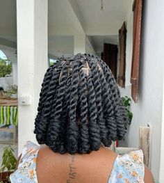 short Invisible locs with knots Knot Locs Styles, Invisible Locs Bob With Curls, Short Crochet Locs Hairstyles, Locs Knot Bob, Large Invisible Locs, Short Invisible Locs Hairstyles, Invisible Locs Barrel Twist, Locs With Knots, Invisible Locs On Natural Hair