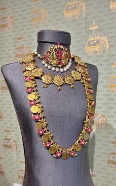 Black Cotton Saree, Beautiful Jewelry Diamonds, Ancient Jewels, Delicate Gold Jewelry, Choker Designs, Gold Bridal Jewellery Sets, Beaded Necklace Designs, Jewelry Diamonds, Indian Necklace