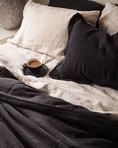 🖤 Las sábanas y las mantas negras transforman la cama en un refugio sofisticado y lleno de calma, ideal para quienes buscan un descanso reparador con un toque de estilo.  Este color aporta profundidad y elegancia al espacio, creando un ambiente acogedor y perfecto para disfrutar de un buen café y una mañana sin prisas.  Con nosotros, el descanso también puede ser un lujo. 🛌✨ Charcoal Linen Bedding Styling, Black Bed Linen Styling, Charcoal Linen Bedding, Black Linen Bedding Styling, Cozy Bed Linens, Charcoal Bedding Bedroom, Black Bed Bedding, Black Linen Bedding, Sofisticated Bedroom