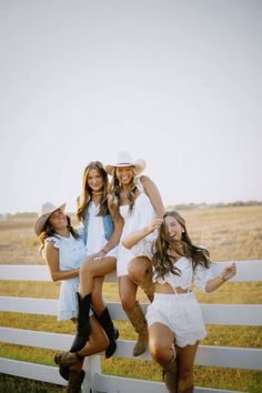 coastal cowgirl Cowgirl Friends Pictures, Cowgirl Friends Aesthetic, Field Photoshoot With Friends, Cousins Photo Shoot Group Poses, Girlfriends Photoshoot Group Shots, Stockyards Photoshoot, Senior Group Pictures, Cousins Photoshoot Ideas, Senior Rep Photoshoot