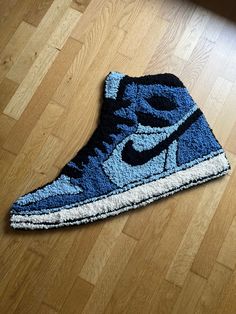 Handmade sneaker rug Sneaker Box Rug, Sneaker Rug, Baskets Jordans, Basket Nike, Jordan Sneaker, Baskets Nike, Jordans Sneakers, Nike Air Jordan, Air Jordan Sneaker