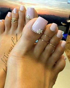 Nails Pies, Nail Art Blanc, Easy Toe Nail Designs, Simple Toe Nails, Pink Morganite Engagement Ring, Nail Salon Design, Short Nails Art