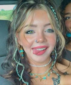 Western Style Makeup, Bi Eye Makeup, Boho Makeup Ideas, Hippie Goth Makeup, Uwu Makeup, Best Nude Lipstick Shades, Lesbian Makeup, Camping Makeup