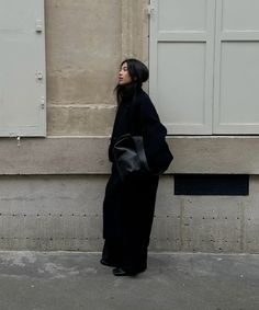 Via: moya Girl Energy, Nyc Street, Paris Street Style, Winter Fits, Minimalist Outfit, Ig Story, Black Outfit, Parisian Style, Black Coat