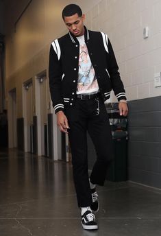 Outfit With Jordan 1, Celebrity Sneakers, Outfits With Jordan 1s Fashion Styles, Jordan Clarkson, Chicago Outfit, Nba Outfit, Nba Fashion, Mens Fashion Inspiration