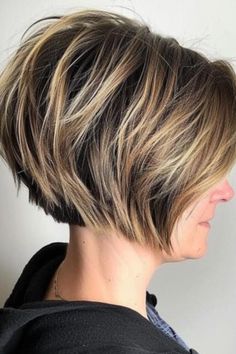 The choppy bob with rounded silhouette and tapered ends offers a soft, feminine look. This style is ideal for adding a touch of grace and elegance to your appearance. Click here to check out more celebrities cute choppy bobs hairstyle that they are obsessed with. Choppy Bobs, Chin Length Haircuts, Messy Bob, Choppy Bob Haircuts, Easy Hair Cuts, Hairstyles 2024, Viking Hair, Choppy Bob, Choppy Bob Hairstyles