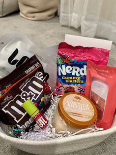 Cute Basket For Best Friend, Birthday Gift Ideas On A Budget, Gifts For Best Friends Baskets, Small Birthday Basket Ideas, Friends Basket Gifts, Sweet Basket Ideas, Birthday Basket For Best Friend Cheap, Self Care Birthday Basket