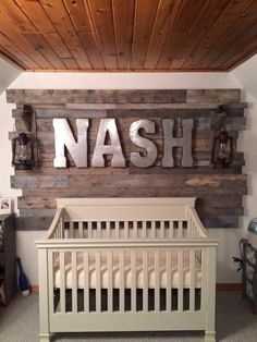 Pallet wall Pallet Wall In Nursery, Rustic Nursery Ideas Neutral, Nursery Ideas Country, Rustic Nursery Boy, Rustic Nursery Ideas, Rustic Nursery Room Ideas, Rustic Baby Rooms, Rustic Baby Boy Nursery, Country Nursery