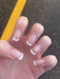 Shellac Christmas Nails Snowflakes, French Tip Square Christmas Nails, Christmas Nails Simple Snow Flake, Nails Acrylic Square Christmas, French Christmas Nails Square, Snowflake Biab Nails, Short Christmas Nails Snowflake, Christmas French Tip Snowflake Nails, Slight Christmas Nails