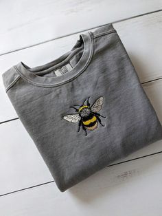 Embroidered Bumble Bee Sweatshirt Embroidered Bee Crewneck | Etsy Embroidered Sweatshirt Ideas, Bee Stamp, Sweatshirt Ideas, Embroidered Bee, Earthy Outfits, Grey Crewneck, Fun Sweatshirts, Embroidered Sweatshirt, Fall Sweatshirt