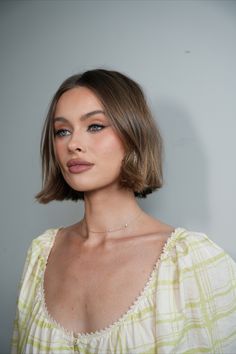 Verge girl style, australian makeup inspo Bronzey, glowy, winged eyeliner, natural lip combo Hailey Polk, Natural Lip Combo, Australian Makeup, Eyeliner Natural, Special Event Hair, Event Hair, Bronze Makeup, Hair Things, Lip Combo