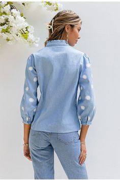 Vintage sky blue women's denim shirt

 Particularly chic, this magnificent vintage denim shirt for women is a real gem. It will give you an authentic and really trendy style. To emphasize the vintage look , wear it with high-waisted jeans in which you can tuck it.

 ✂ SHIRT DETAILS



 Regular fit

 Collar type: pleated round collar

 Sleeve Type: 3/4 Sleeves

 Details: floral print, chic

 Fabrics: denim, premium cotton

 Season: spring - summer - fall




 ✂ SIZE GUIDE

 For this shirt, our seamstress advises you to take your usual size. 

If necessary, refer to this table corresponding to the dimensions of the shirt: 







 Dimensions (cm) 




 Chest circumference 

 Waist size 

 Sleeves 




 Length 






 S 




 97 

 96 

 50 

 60 






 M 




 101 

 100 

 51 

 61 Boho Denim, Look Formal, Denim Blouse, Styl Boho, Collar Blouse, Mode Vintage, Looks Vintage, Floral Shirt, Styl Vintage