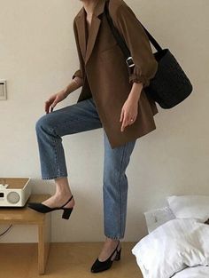 Blazer, straight leg jeans, mid-heel pumps Minimalist Moda, Korean Fashion Outfits, Look Retro, Korean Fashion Trends, Minimal Chic, Winter Trends, Fall Street Style, Fashion Korean, 가을 패션