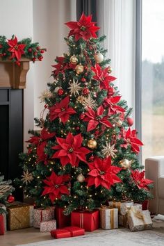 Green And Red Christmas Tree, Red Christmas Tree Decorations, Red Green Christmas Tree, Red And Green Christmas Tree, Christmas Tree Inspo, Realistic Artificial Christmas Trees, Red Green Christmas, Creative Christmas Trees