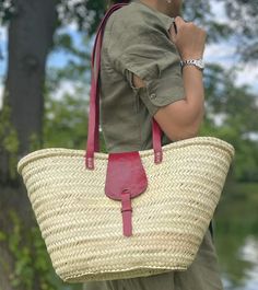 Hand-woven white palm leaf bag with large cherry red leather handles. The leather handles are long (40 cm) and allow the bag to be carried on the shoulder. The stitching points are reinforced (see photos and video). The leather flap allows you to close the bag. The latter also has, inside, a cotton veil to protect the contents of the basket. The bag is reinforced with stitching on the top and bottom of the basket. Colors: this ephemeral collection of bags with leather handles and flaps exists in Palm Leaf Bag, Beach Basket, Market Baskets, Rose Pastel, Pink Sky, Marrakech, Leather Handle, Red Leather, Hand Weaving