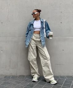 Ideia de look streetwear da shein: calça cargo bege da shein, top branco e jaqueta jeans. Outfit streetstyle aesthetic perfeito para sair✨  Calça cargo  • Calça cargo bege  • Calça cargo caqui  • Calça Shein  • Calça feminina da Shein  • Outfit streetwear girl  • Outfit streetwear feminino  • Outfit shein  • Outfit stretstyle shein  • Outfit stretstyle bege  • Look shein  • look streetstyle  • baddie  • Calça bege  • Streetstyle aesthetic  • Shein aesthetic Cargo Outfit, Looks Jeans, Jean Jacket Outfits, Denim Jacket Outfit, Cargo Pants Outfit, Mode Casual, Looks Street Style, Mode Inspo, Streetwear Fashion Women