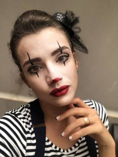 Mime Makeup Simple, Mime Makeup Pretty, Pantomime Makeup, Mime Halloween Costume, Karneval Diy, Clown Costume Women, Futuristic Makeup, Easy Halloween Costumes For Women