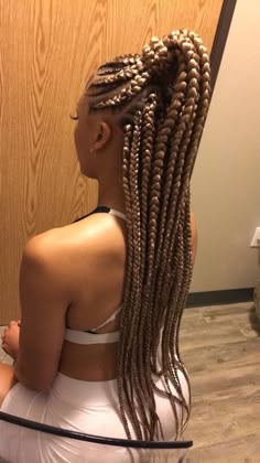 Penteado com box braids (nagô) Plaited Ponytail, Hairstyle Magazine, Feed In Braids Ponytail, Blonde Balayage Highlights, Braided Ponytail Hairstyles, Feed In Braid, Penteado Cabelo Curto