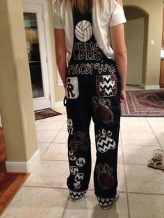 Spirit Overalls Diy High Schools, Homecoming Overalls Ideas, Senior Shirts Ideas, Senior Overalls Ideas High Schools, Homecoming Overalls, School Spirit Outfit, Spirit Overalls, Spirit Jeans, Painted Overalls