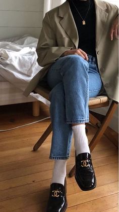 Fall Winter Outfits Casual Chic, Outfit With White Socks, 2024 Loafers Outfit, Socks In Loafers, Chanel Loafers Women, Loafer Socks Women, Dress Shoes With Socks Women, White Socks With Loafers, White Socks And Loafers Outfit