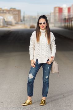 Zapatos dorados Dandy Mirror de Fratelli Rossetti y Jeans Rotos | With Or Without Shoes - Blog Moda Valencia España Golden Sneakers, French Capsule Wardrobe, Preppy Winter Outfits, Boho Winter Outfits, Adidas Outfit Shoes, Blue Jean Outfits