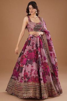 Simple Lehenga Outfits, Skirt Design Indian, Saree For Shaadi, Marriage Outfits For Women Traditional, Women Lehenga Designs, Lehnga From Sarees, Simple Wedding Look Indian, Lehenga Made From Saree, New Lehnga Designs 2024