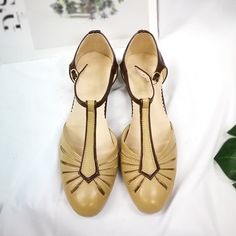 More Shoes,Please click: https://www.etsy.com/shop/mosshe FEATURES: 【Color】: it can be customized to other various colors, if you want to custom colors,please contact us. 【Material】: *Upper material: Genuine Leather.a great enjoyment of quality, softness, durability and nature *Sole material: default sole is made of Tendon bottom-----skid resistance and wear resistant.It also canbe made to leather sole,if you need,please contact us 【About Size】: *Height of the Heel: defult height is 3cm heel. Tr Retro Closed Toe Mary Janes For Summer, Retro T-strap Sandals With Round Toe, Vintage T-strap Sandals With Round Toe For Spring, Vintage Leather T-strap Sandals, Vintage T-strap Sandals For Spring, Vintage Flat Heel Mary Janes For Spring, Retro Brogue Oxfords With Closed Toe, Retro Brogue Detailing Closed Toe Oxfords, Vintage Leather Shoes With Leather Sole For Summer