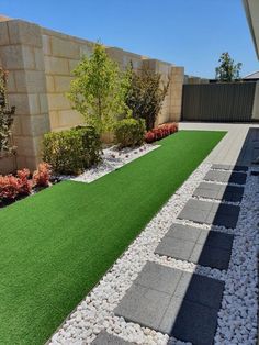 an artificial lawn in the middle of a backyard