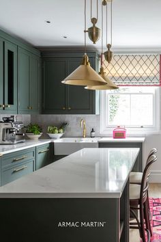 If a kitchen renovation is at the top of your to-do list this spring, green kitchens are the on trend colour to have. From sage, olive and mint to decadent emerald and deep forest green, green kitchen cabinets are in demand. No matter your desired aesthetic take a look at these 20+ inspiring green kitchen ideas for your next kitchen design.