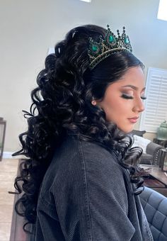 #hair #quincehairstyle Curly Hairstyles With Crown, Big Quince Hair, Quinceanera Hairstyles Half Up Half Down, Forest Quince, Quince Hair, Sweet 16 Nails, 16 Nails, Quince Stuff, Quinceañera Ideas