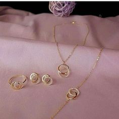 Modern Gold Jewelry, Jewelry Set Design, Gold Bridal Jewellery Sets, Gold Jewelry Stores, Gold Pendant Jewelry, Gold Ring Designs, Gold Jewelry Simple, Gold Fashion Necklace