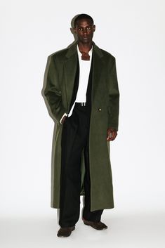 Traditional Wall Street menswear meets west coast casual. Blending precise tailoring with an effortless, oversized silhouette, this supremely relaxed statement coat features broad, padded shoulders, a double breasted front closure and notch lapels. Named after Manhattan Beach in the South Bay, this versatile overcoat works with Tabis, sandals and socks or sneakers for an elevated, everyday luxury. Men’s Pea Coat, Balmacaan Coat Men, Men’s Trench Coat, Men’s Fall Fashion 2024 Business Casual, Men’s Winter Coat, New York Fashion Men, Wool Coat Outfits, Coat Photoshoot, Street Menswear