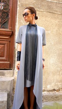 Nouvelle Collection Maxi robe / caftan asymétrique gris / Short Long Dresses, Grey Maxi Dress, Estilo Chic, Maxi Robes, Party Dress Short, Unique Dresses, Style Chic, Mode Inspiration, A Dress