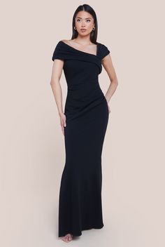 This impressive one-shoulder evening maxi occasion dress is the perfect piece for any formal evening occasion. This fruitful Goddiva long black evening gown is simply beautiful. With its on-trend one-shoulder style and its bodycon fit, this evening dress will definitely become your forever dress. Its classically elegant dark black colour makes this dress perfect for bridesmaids, wedding guests, black-tie events and even prom. This affordable dress will serve you from occasion to occasion, season to season. Boat Neck Evening Dress, Evening Dresses Black, Evening Maxi Dress, Black Evening Gown, Tie Maxi Dress, Long Evening Gowns, Affordable Dresses, Royal Blue Dresses, Maxi Dress Evening